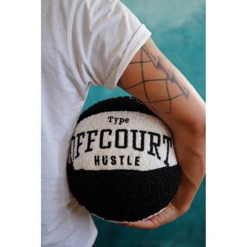 Pernă decorativă din material bouclé ø 25 cm Basketball – Mioli Decor