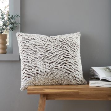 Pernă decorativă din blană artificială 43x43 cm Wolf Faux Fur – Catherine Lansfield
